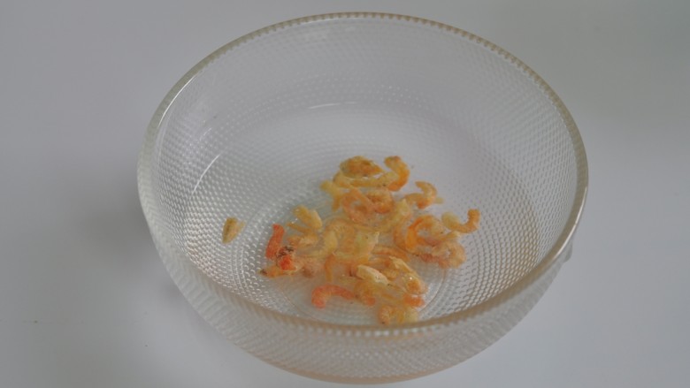 电饭煲萝卜焖饭,<a style='color:red;display:inline-block;' href='/shicai/ 1694'>海米</a>浸泡10分钟后洗干净杂质,待用。