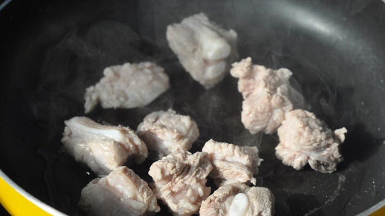 电饭煲萝卜焖饭,炒锅烧热,放入少许食用油,放入排骨,调入1匙姜酒汁,小火煎2分钟至表面微黄
