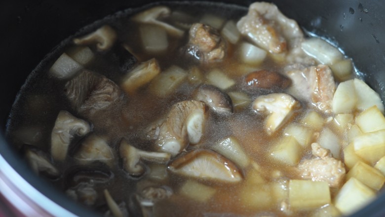 电饭煲萝卜焖饭,<a style='color:red;display:inline-block;' href='/shicai/ 492'>大米</a>淘洗干净,放入电饭煲里内胆,水量与平时煮饭一样,放入所有调好的食材,拌均匀,启动香弹煮功能