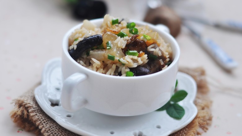 电饭煲萝卜焖饭,生抽葱油的做法:锅里放入油,油锅里加入葱和生抽慢火熬制,葱变焦黄色,滤出油使用,就是生抽葱油了