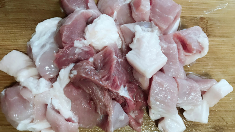 翡翠猪肉白菜饺子,这个时候准备肉馅,<a style='color:red;display:inline-block;' href='/shicai/ 414'>猪肉</a>切小块。