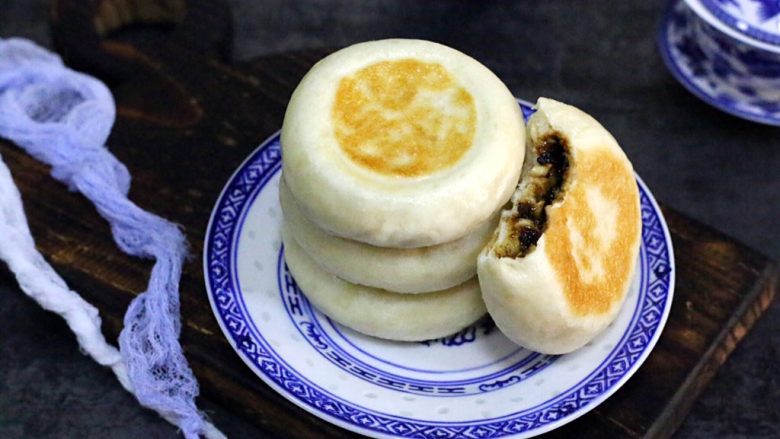 红糖小锅盔,咬一口,红糖、花生芝麻馅唇齿流香。