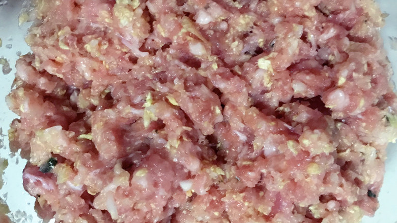 翡翠猪肉白菜饺子,继续搅拌,肉馅做好后放冰箱冷藏。