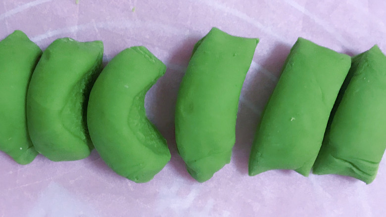 翡翠猪肉白菜饺子,用刀切成一份份小面团(拍的近感觉每份面团有点大)