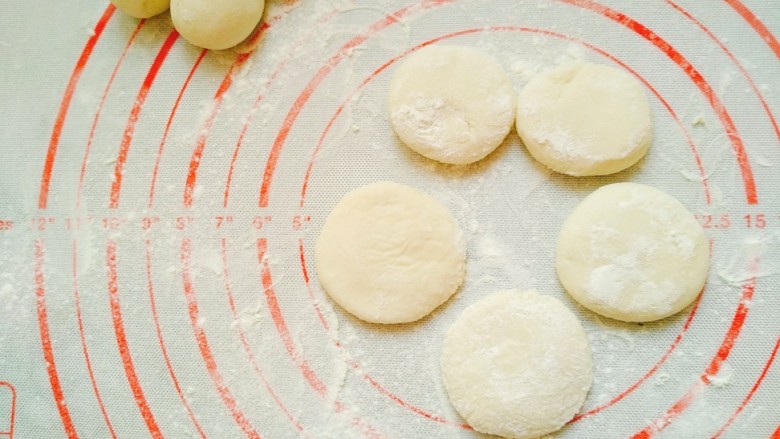 双味饺子-附详细和面、包法,均匀的在剂子上撒面粉，把小圆团按扁。