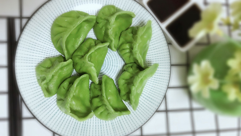 翡翠猪肉白菜饺子,倒点调料,开吃吧!
