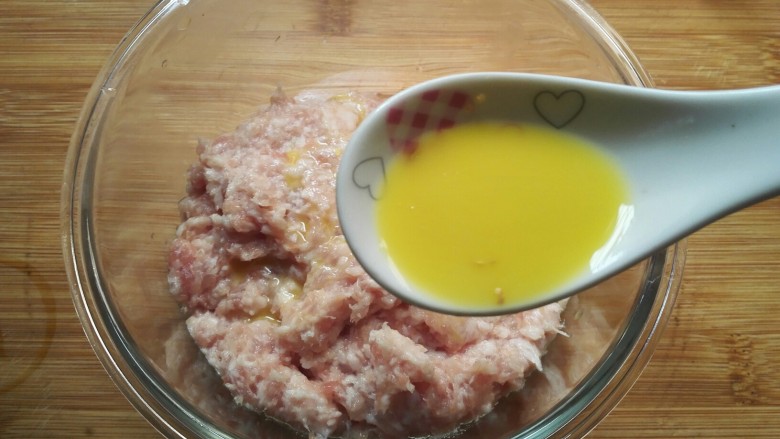 鸡蛋饺,五花肉躲碎,加入一勺<a style='color:red;display:inline-block;' href='/shicai/ 729'>姜汁</a>。