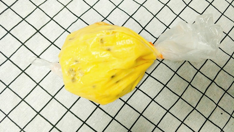 百香果玛德琳,口拧紧,放入冰箱冷藏一个小时