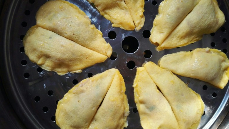 鸡蛋饺,把做好的鸡蛋饺放入蒸锅中小火蒸7~8分钟。