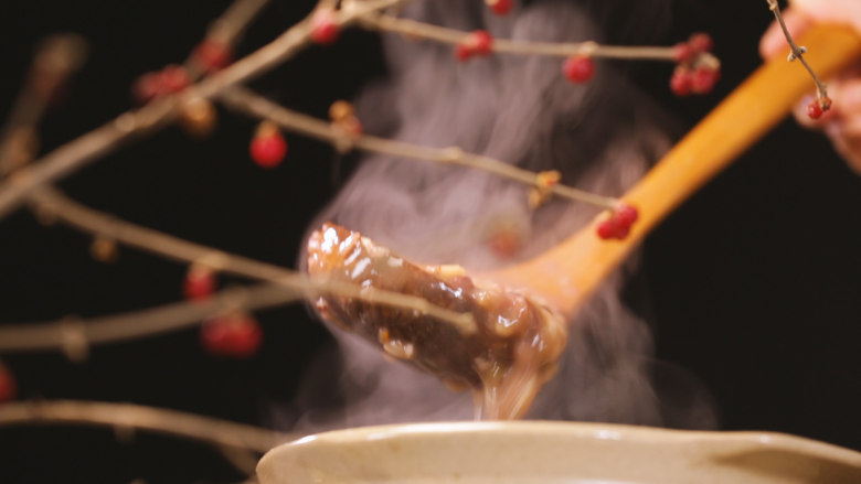 腊八粥丨你喝的可能从来都不是腊八粥!古人的正宗做法是这样的,煮粥的水要一次加足,煮至软糯粘稠即可,起锅时,根据自己的口味喜好选择腊八粥的口味。