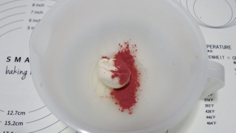 花式馒头—圣诞花环,红色面团与绿色面团的操作方式相同,分多次加入红曲粉,并且手指粘少许水将红曲粉完全揉入面团。