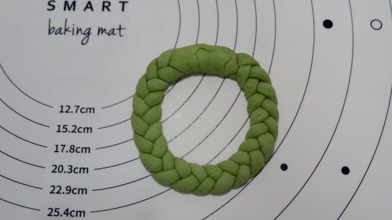 花式馒头—圣诞花环,将两头粘合在一起。
一定一定粘结实。压变形没关系。我们这里要粘蝴蝶结,不怕丑。总是想尽办法牢牢的将两头粘在一起就好。盖上保鲜膜备用。