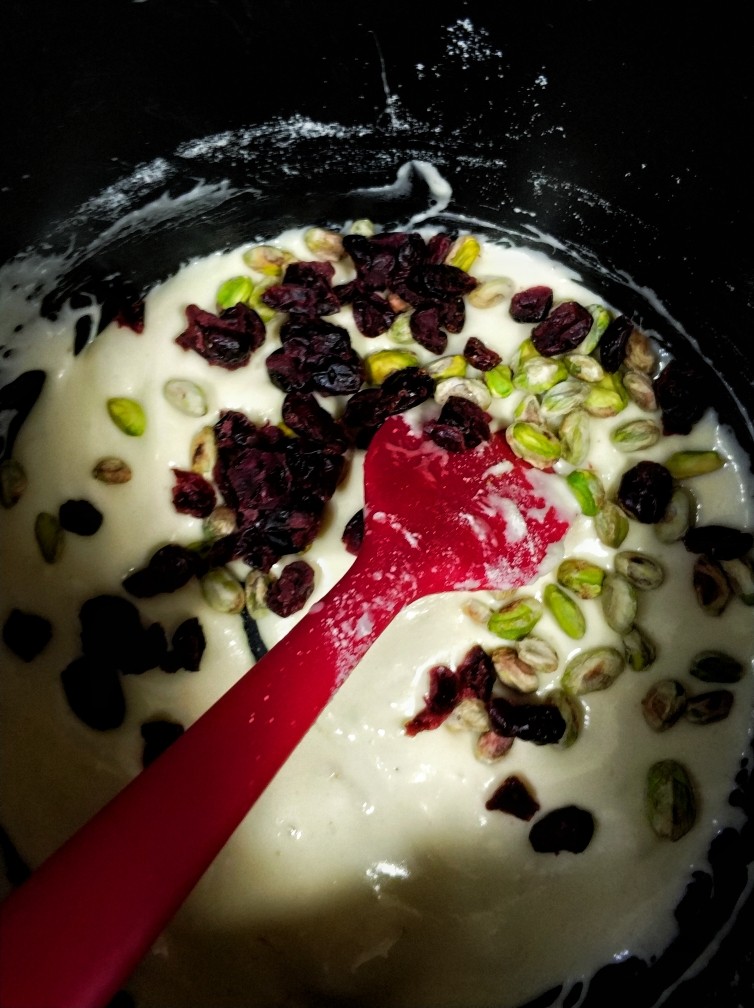 雪花酥,<a style='color:red;display:inline-block;' href='/shicai/ 660'>蔓越莓</a>拌匀