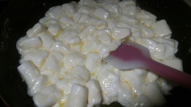 拉丝狂魔牛扎饼,保持小火搅拌,让每一粒棉花糖都裹上黄油,注意别烧焦