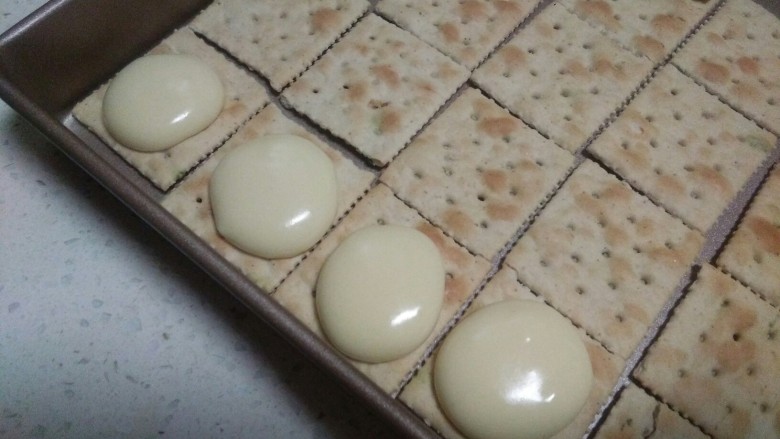 拉丝狂魔牛扎饼,戴上不沾手套,揪一小坨糖放在饼干上,盖上另一片