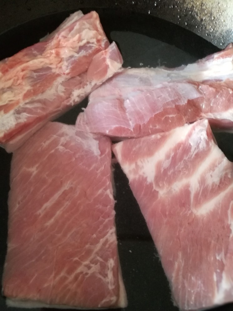 干豆角扣肉,肉和冷水一起放锅里煮
