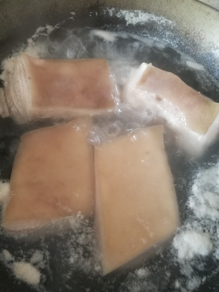 干豆角扣肉,煮开后撇去浮沫