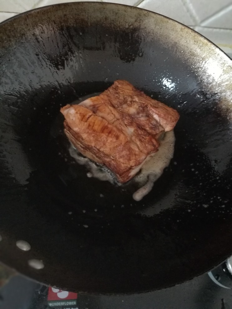 干豆角扣肉,锅烧热多放些油,将肉块放锅里煎