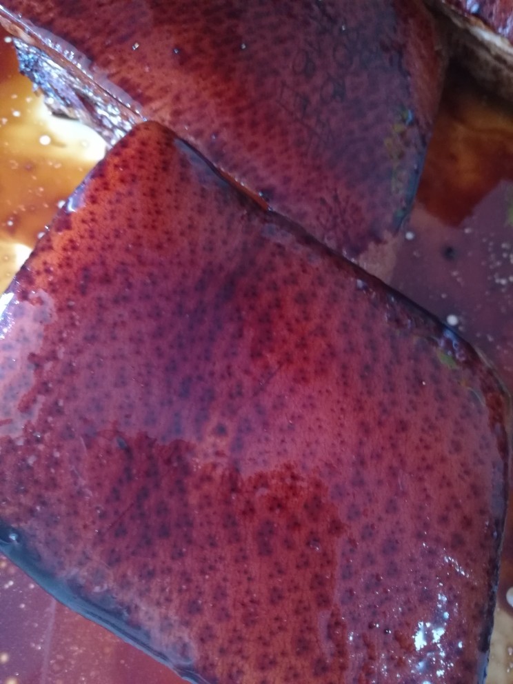 干豆角扣肉,猪皮上均匀地摸上<a style='color:red;display:inline-block;' href='/shicai/ 692'>酱油</a>，其他面也摸些。猪皮上的<a style='color:red;display:inline-block;' href='/shicai/ 692'>酱油</a>要多摸点