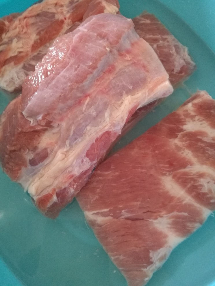 干豆角扣肉,<a style='color:red;display:inline-block;' href='/shicai/ 428'>五花肉</a>切大块用清水漂洗干净
