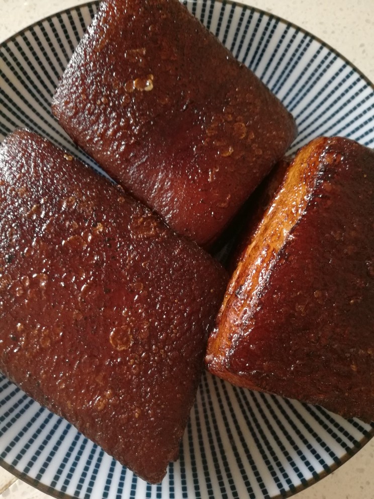 干豆角扣肉,煎好的猪皮捞出放凉