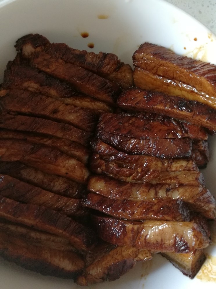 干豆角扣肉,将肉皮朝下摆碗里,淋上15ml<a style='color:red;display:inline-block;' href='/shicai/ 788'>生抽</a>