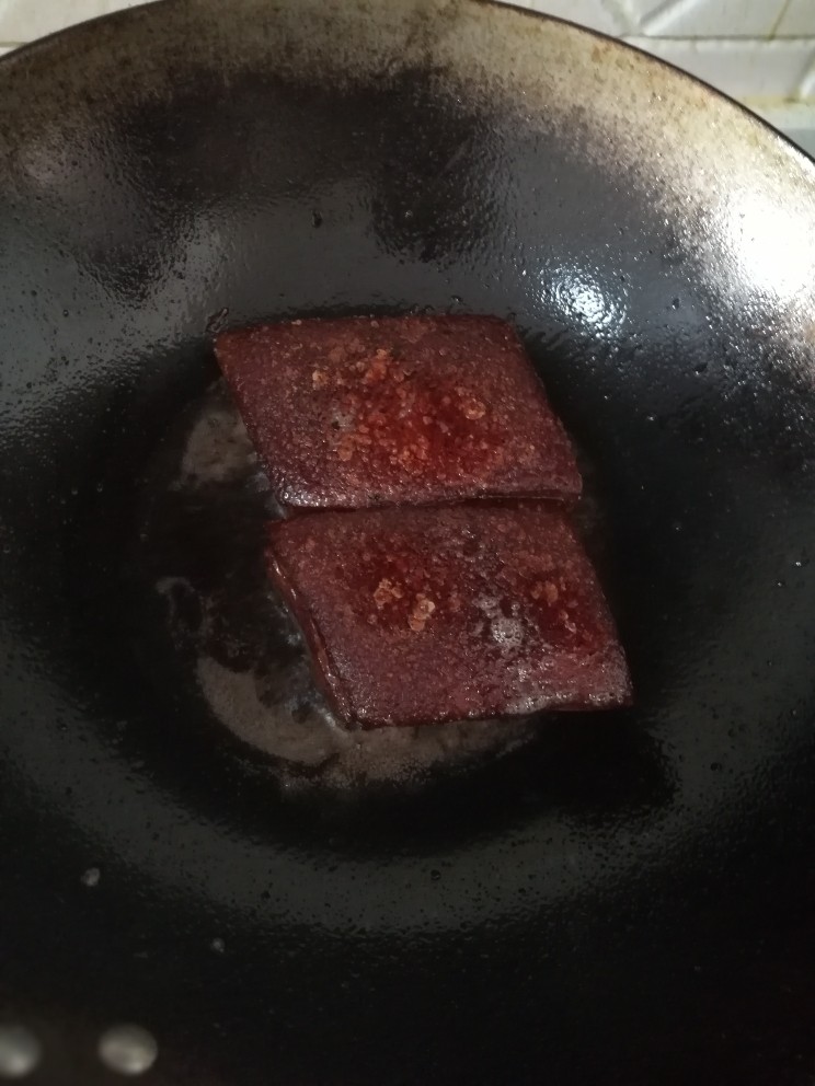 干豆角扣肉,猪皮要煎得呼出小泡泡,其他面煎得发黄