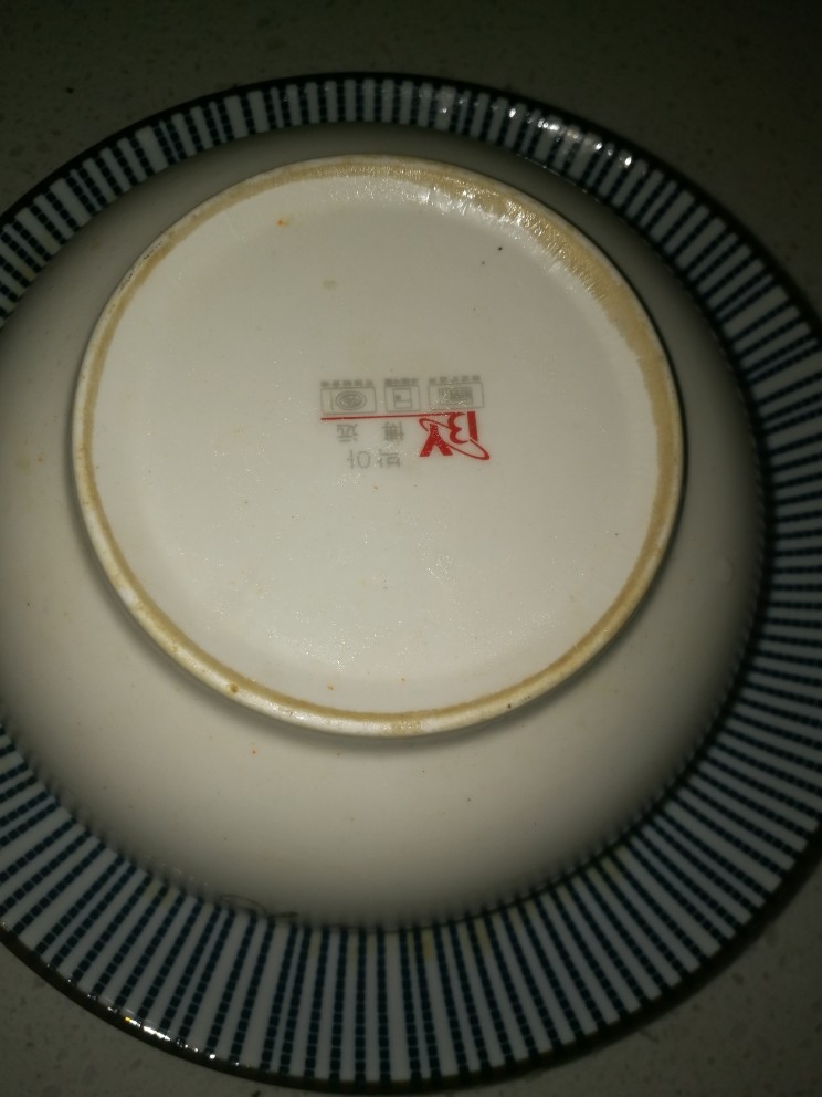 干豆角扣肉,取出碗将盘子扣在碗上,双手扣紧将碗翻过来盘子朝下