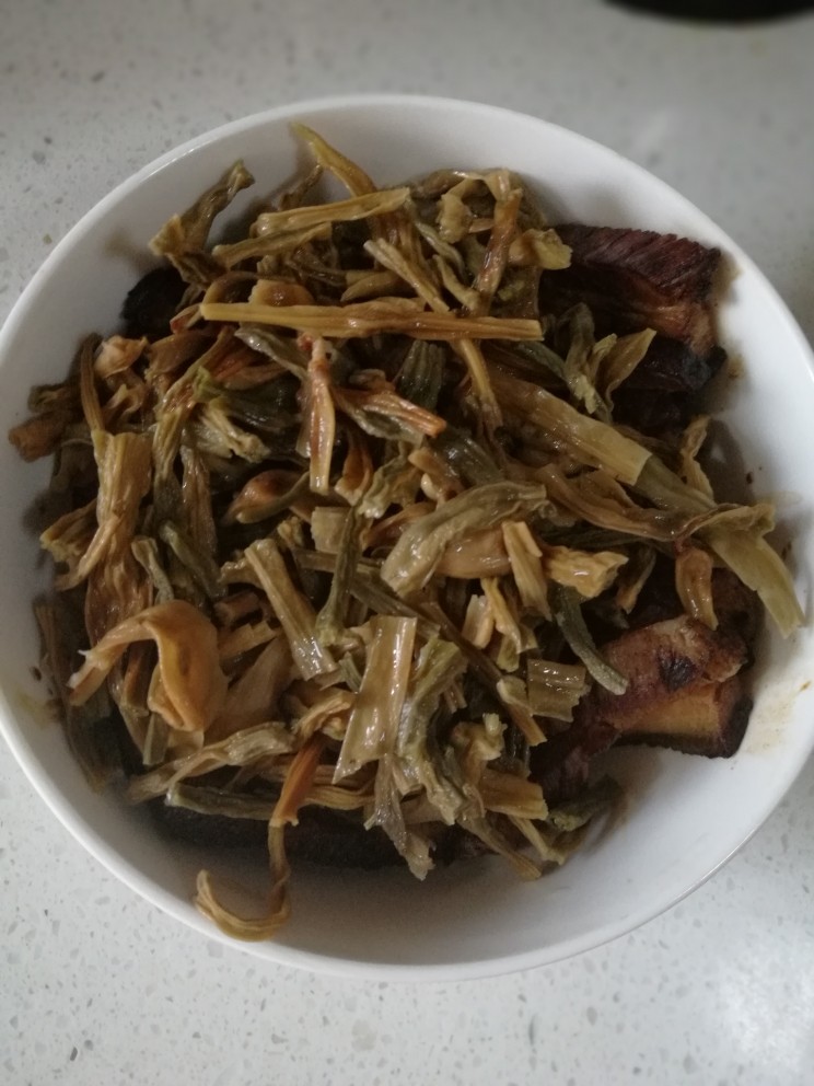 干豆角扣肉,将豆角盖在肉上