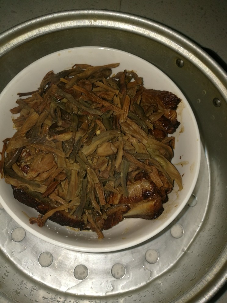 干豆角扣肉,将碗放入电饭锅蒸一小时以上