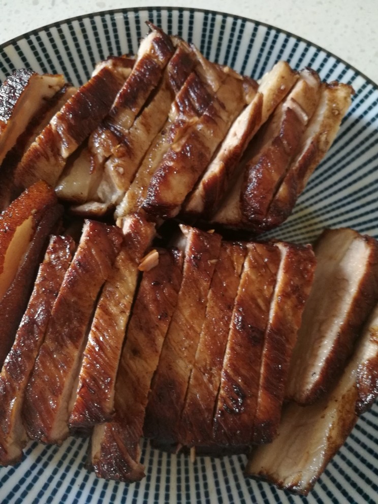 干豆角扣肉,切成薄片撒上盐,尽量切薄一点。我切得有点厚了