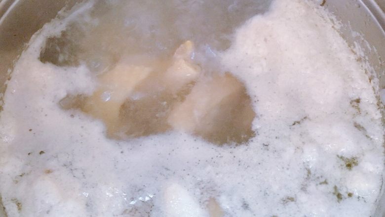 板栗烧鸡,鸡腿让老板剁小块,冷水下锅煮沸,撇去浮末