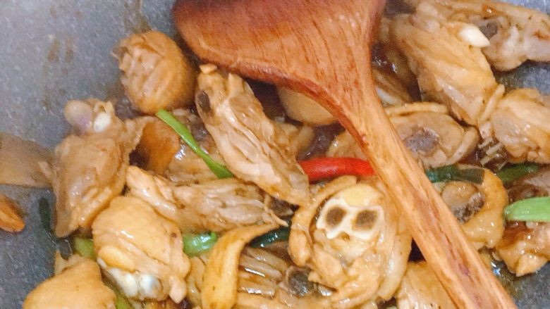 板栗烧鸡,翻炒至汤汁裹住鸡肉