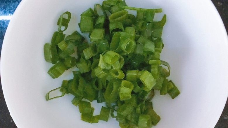 板栗烧鸡,剩下的小葱切葱花