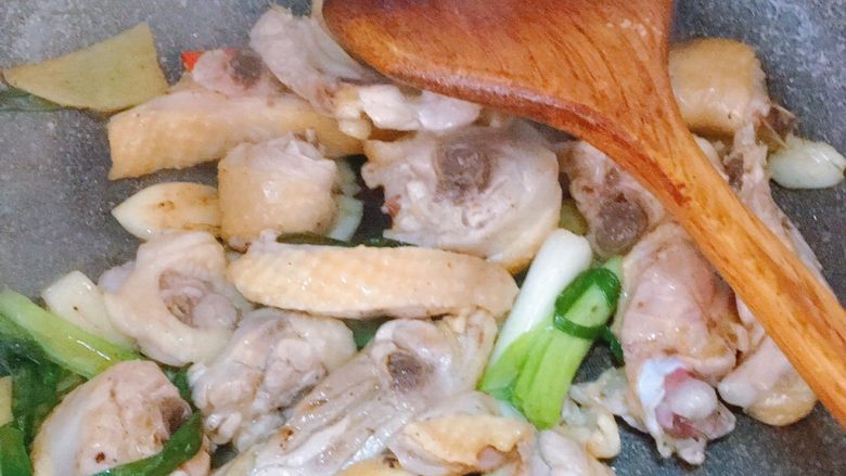 板栗烧鸡,倒入鸡腿,大火不停翻炒,析出鸡油