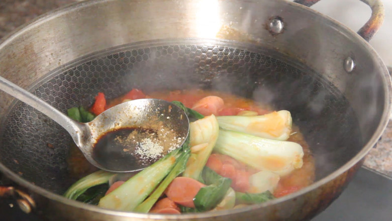 家常炒面,然后加一勺酱油,少量老抽,半勺十三香,一勺盐,半勺鸡精翻炒均匀。