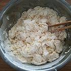 胡萝卜牛肉小包子,<a style='color:red;display:inline-block;' href='/shicai/ 519'>面粉</a>里加1克<a style='color:red;display:inline-block;' href='/shicai/ 702'>泡打粉</a>，可以了不加，加水搅拌成大絮状就不要再加水了，水不要一下子全加进去哦，后面觉得太干的话慢慢加。