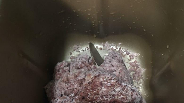 红丝绒麻薯软欧包,启动一次搅拌程序,面团混合一个搅拌程序后放入黄油,再启动一次搅拌程序。揉好的面团放入容器中发酵至两倍大