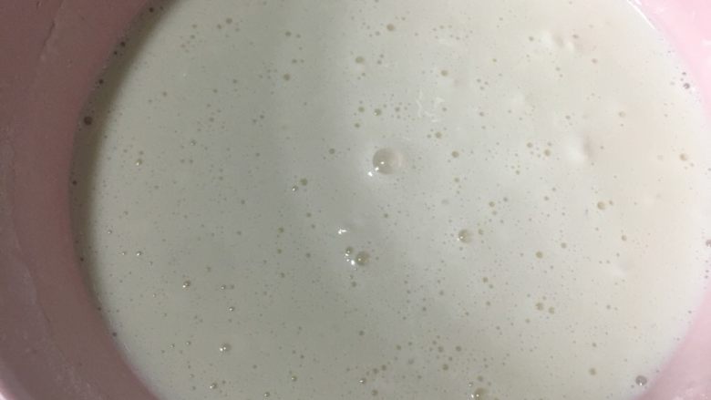 红丝绒麻薯软欧包,将麻薯材料中除黄油外的材料放在一起,搅拌均匀,放入锅里蒸15分钟