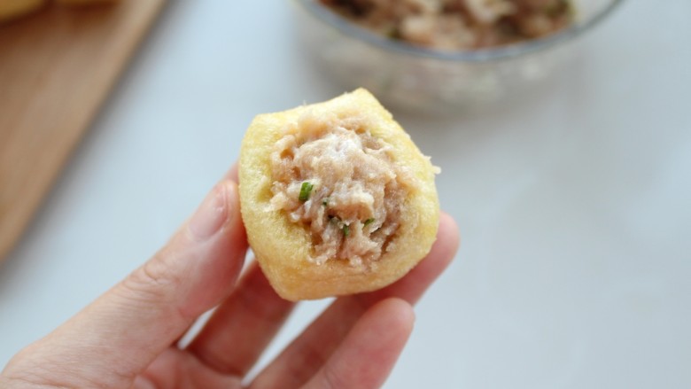 酿豆腐——金玉满堂,把豆泡上面抠个小洞,用筷子将肉馅酿进去