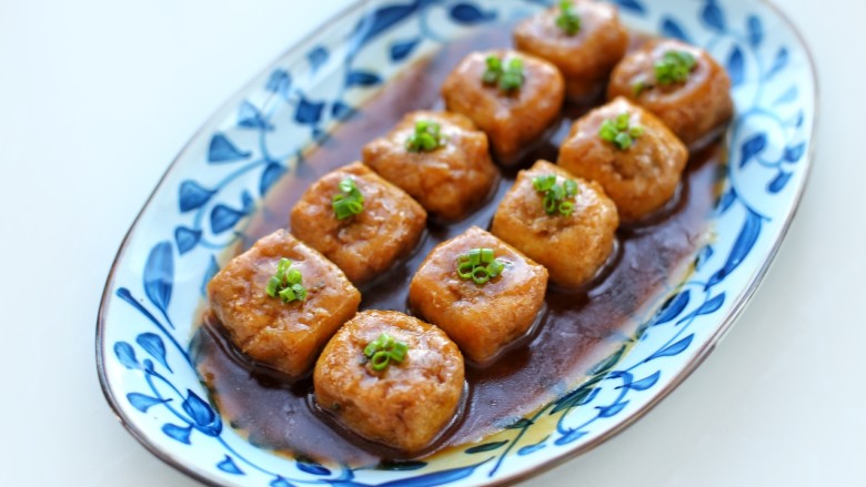 酿豆腐——金玉满堂,淋到豆腐上,可以放适量葱花作为点缀
