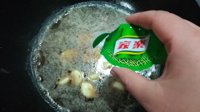 家常小黄鱼贴饼子,加入浓汤宝。