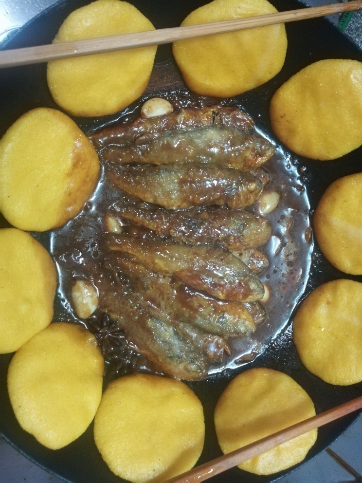 家常小黄鱼贴饼子,大约15分钟,饼子熟了,加点<a style='color:red;display:inline-block;' href='/shicai/ 756'>鸡精</a>出锅!