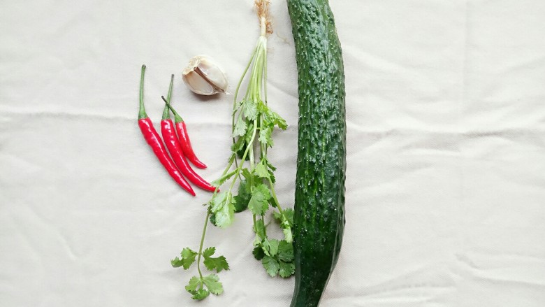 凉拌黄瓜,准备好<a style='color:red;display:inline-block;' href='/shicai/ 54'>黄瓜</a>，<a style='color:red;display:inline-block;' href='/shicai/ 131'>香菜</a>，<a style='color:red;display:inline-block;' href='/shicai/ 2795'>蒜头</a>和<a style='color:red;display:inline-block;' href='/shicai/ 86663'>红辣椒</a>