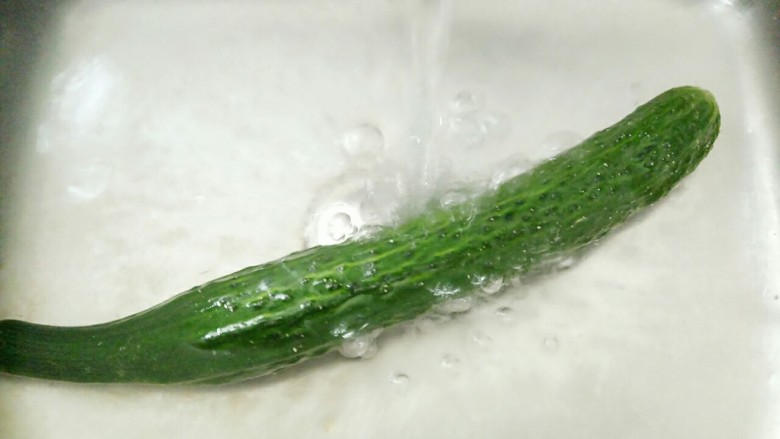 凉拌黄瓜,黄瓜用水洗干净