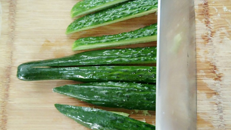 凉拌黄瓜,黄瓜切条后翻过背来用刀拍拍