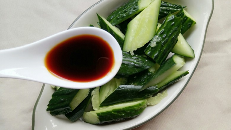 凉拌黄瓜,加入一勺<a style='color:red;display:inline-block;' href='/shicai/ 692'>酱油</a>