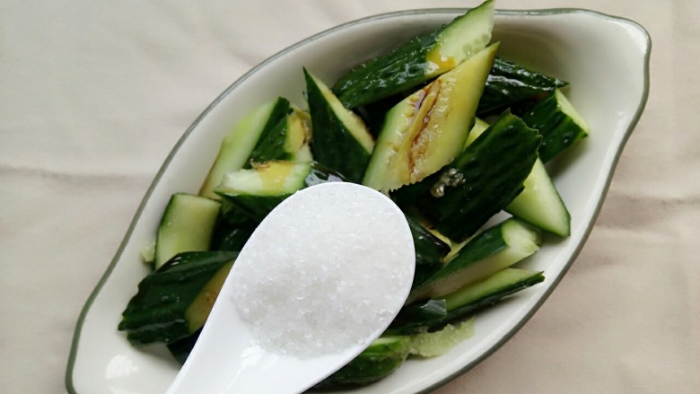 凉拌黄瓜,最后加入一勺白<a style='color:red;display:inline-block;' href='/shicai/ 10588'>糖</a>