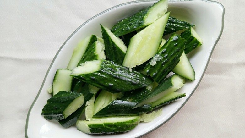 凉拌黄瓜,处理好的黄瓜装盘子