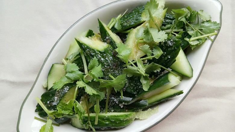 凉拌黄瓜,把香菜也洗干净后切小敷在黄瓜上面